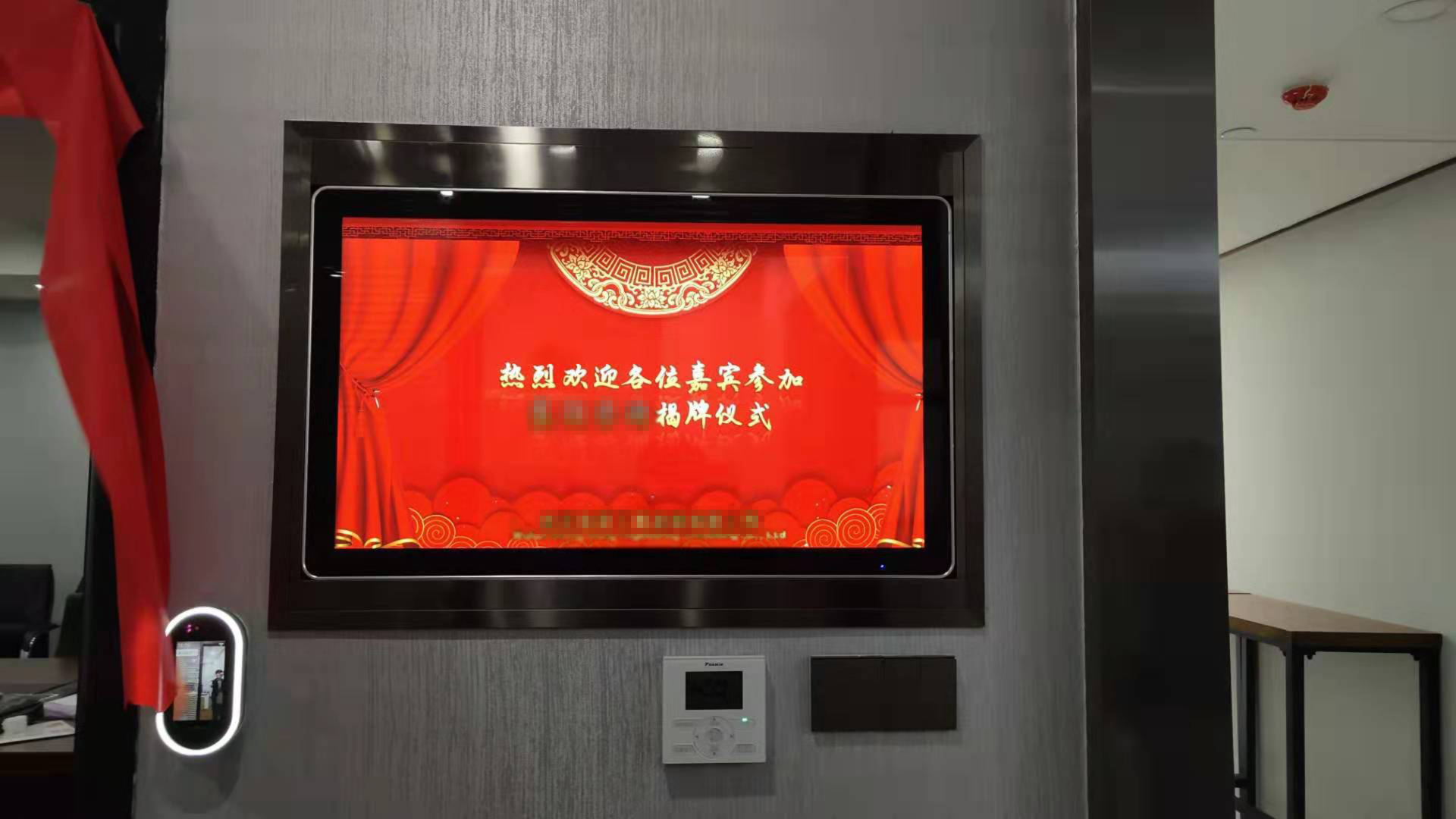 武漢某公司32寸立式網(wǎng)絡廣告機